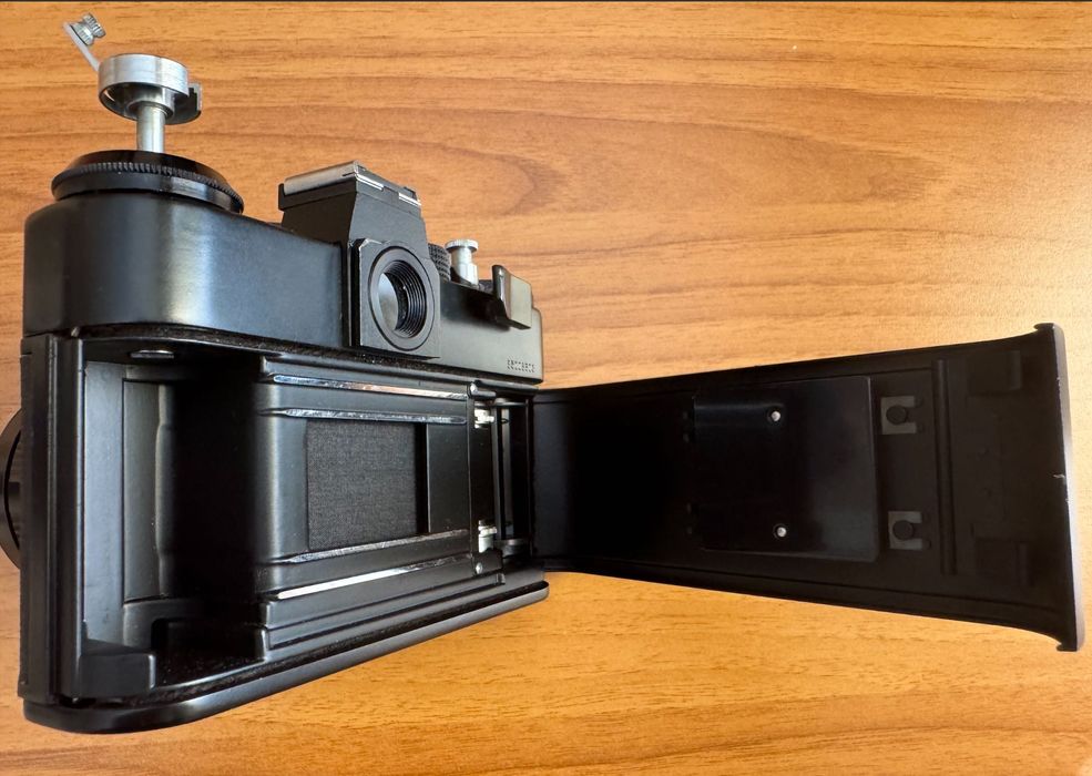 Продавам фотоапарат ZENIT 11 с обектив NELIOS-44M-4