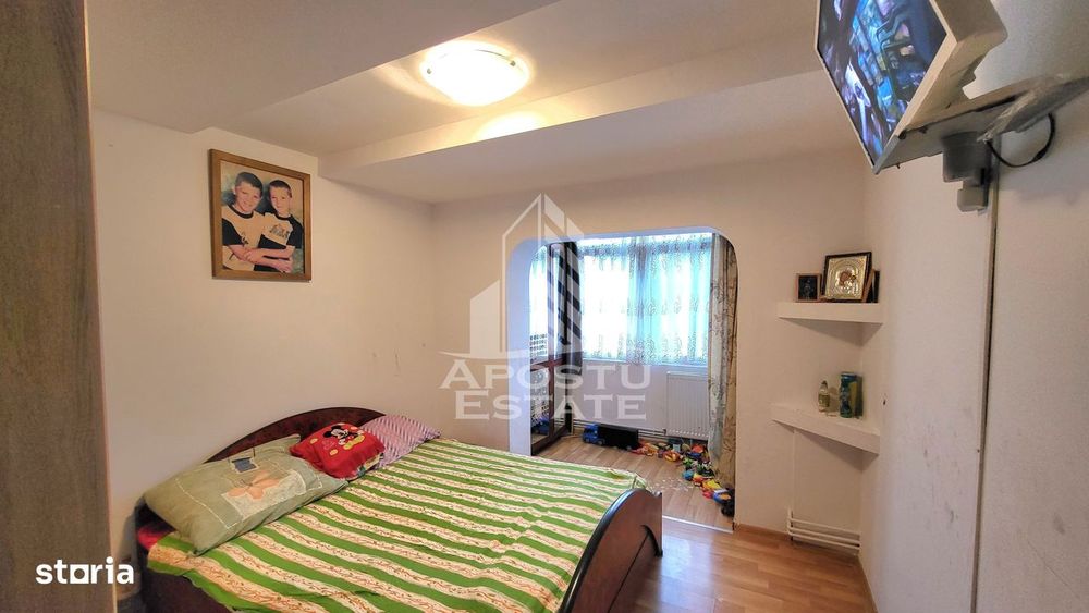 Apartament decomandat,4 camere,2 bai,etaj 2 Calea Lipovei