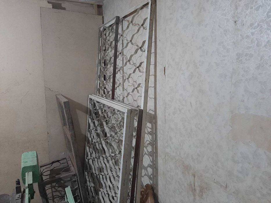 Продаются рамы деревянные с откосами и металлическими решетками