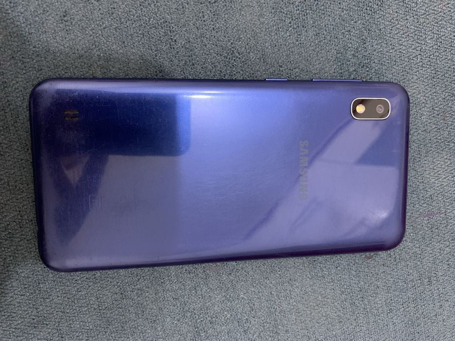 Продам Samsung A10.