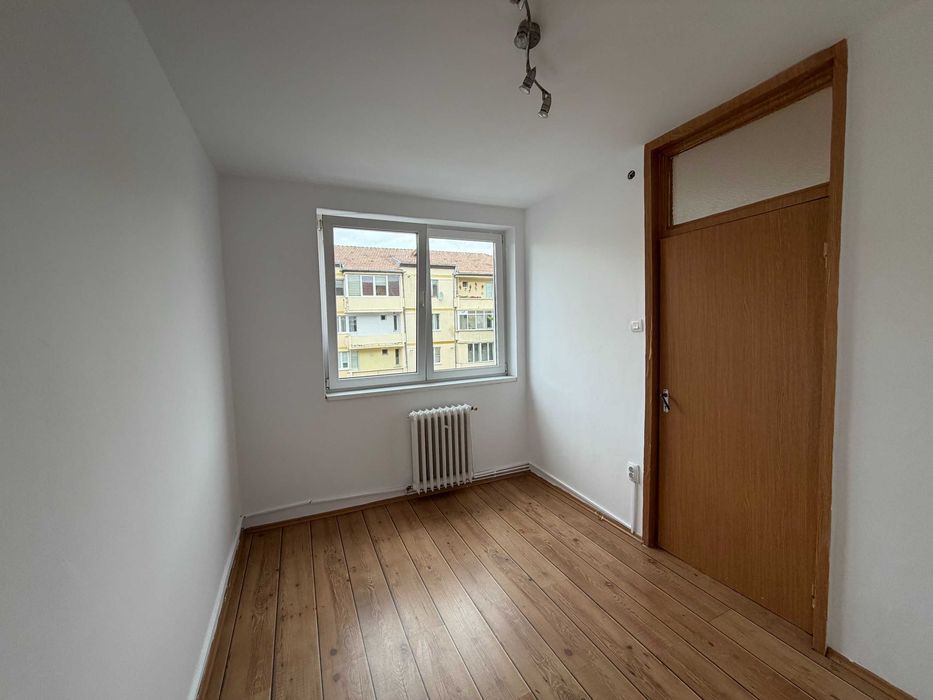 Vand apartament 3 camere - etaj 3 - balcon - cartier Hipodrom - zona Cedonia