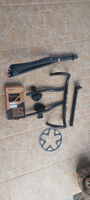 Furca carbon ,ghidon cursiera,tija sa,pedale noi.