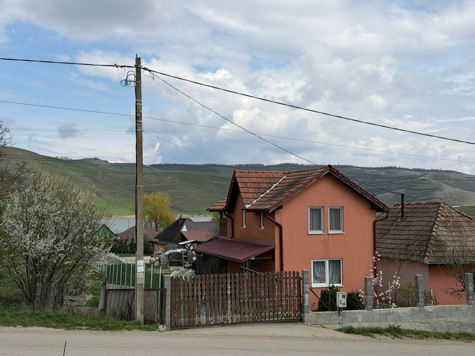 Casa de vanzare langa lac in localitatea Suatu!