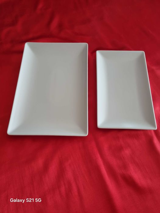 Порцеланови чинии и плата