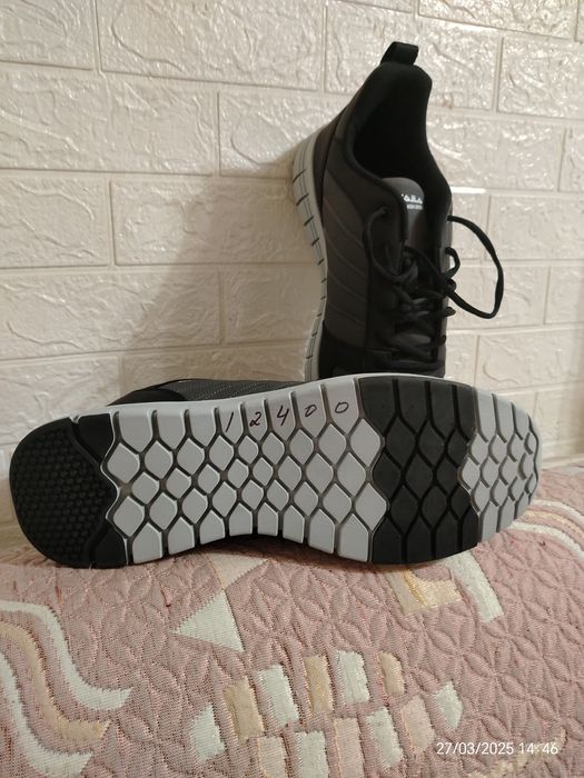 Кроссовки продам