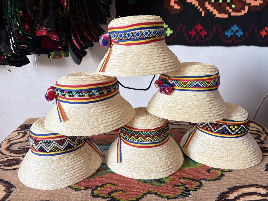 Pălărie/clop din paie tradițional Oas/Maramureș cu margele.