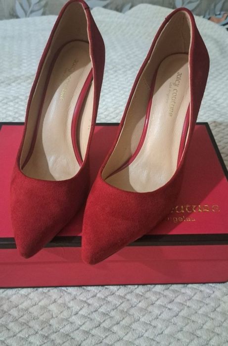 Красные туфли на каблуке
