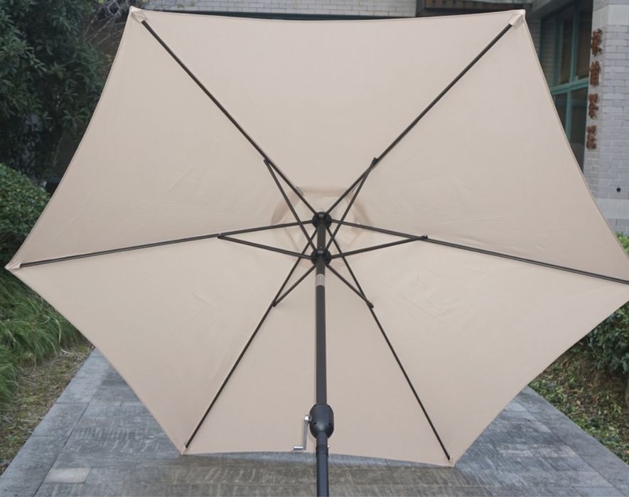 Градински чадър с диаметър 2,77м.