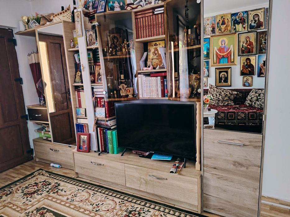 Set mobilier sufragerie- biblioteca+ dulap haine hol cu oglinzi, pantofar.