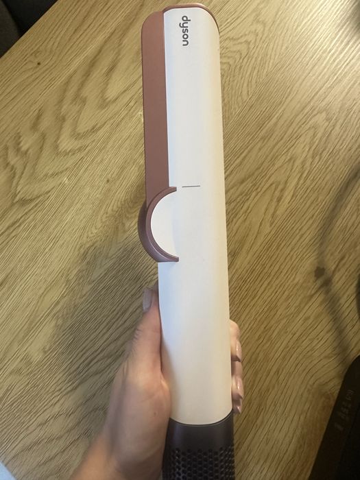 Продавам Dyson Airstrait