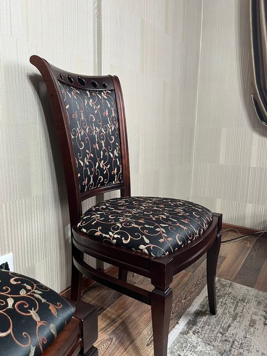 Обеденный стол со стульями