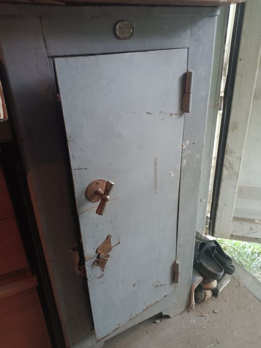 Сейф советский железный