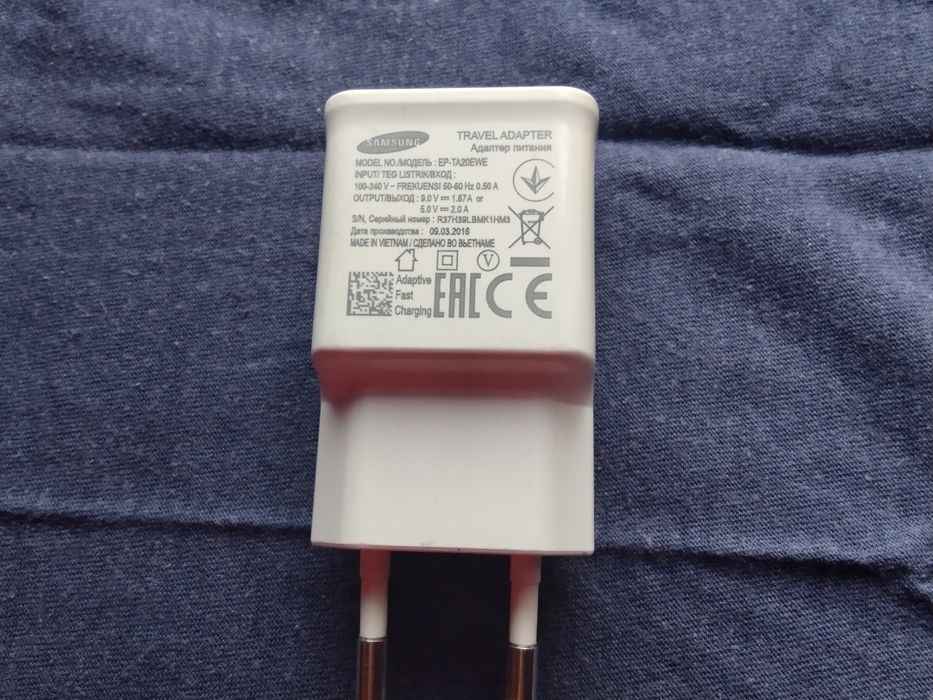 оригинално бързо зарядното устройство за смартфони и таблети