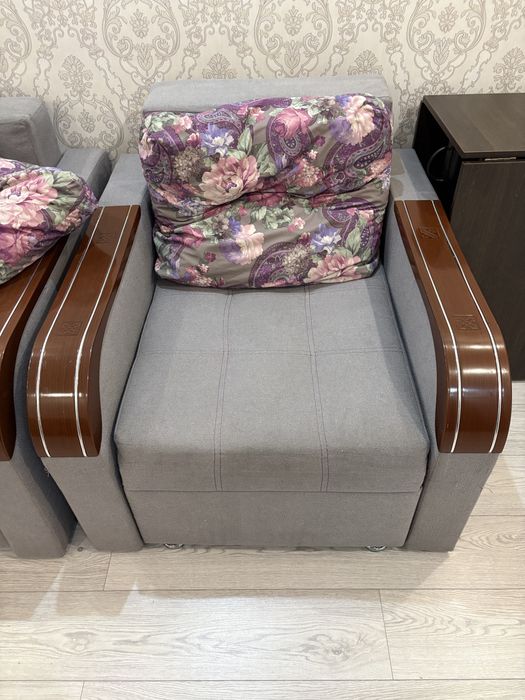 Диван для зала хорошем состояний