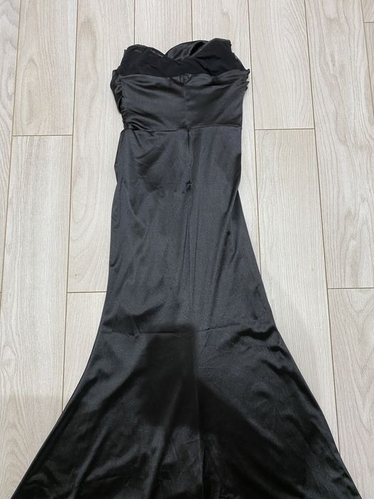 Черна сатенена рокля М