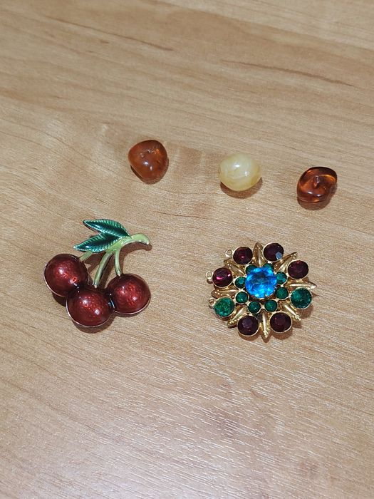 Продам винтажные 2 броши и камни янтарь.