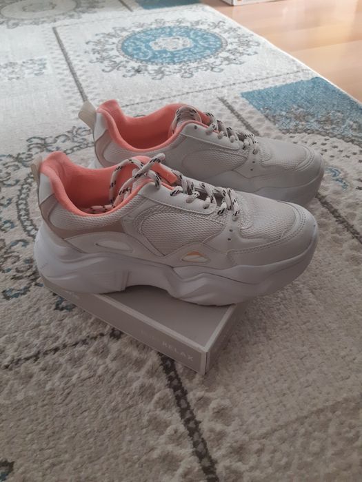 Кроссовка, белая