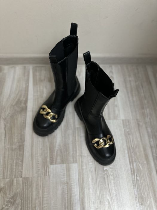 Боти със златиста катарама