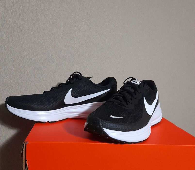 Маратонки NIKE REVOLUTION 8 - Чисто нови