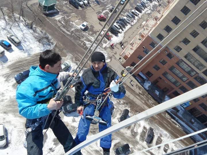 Промышленный альпенист.