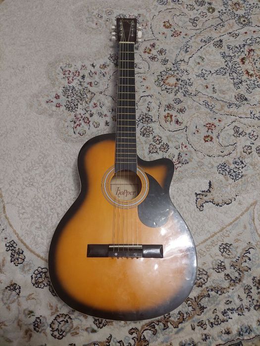 Продам гитару,целая.