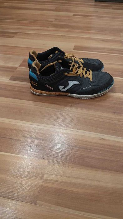 Продам футбольные кросовки для Зала