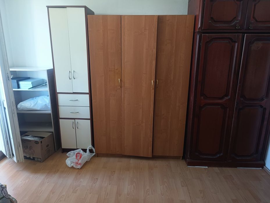 шкаф, кровати, тумбы