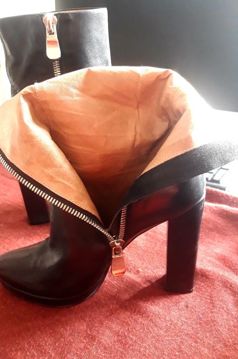 Срочно продам женские сапоги