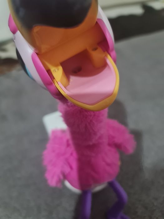 Flamingo pet live, nu face caca dar isi misca gatul. Exact ca in poze.