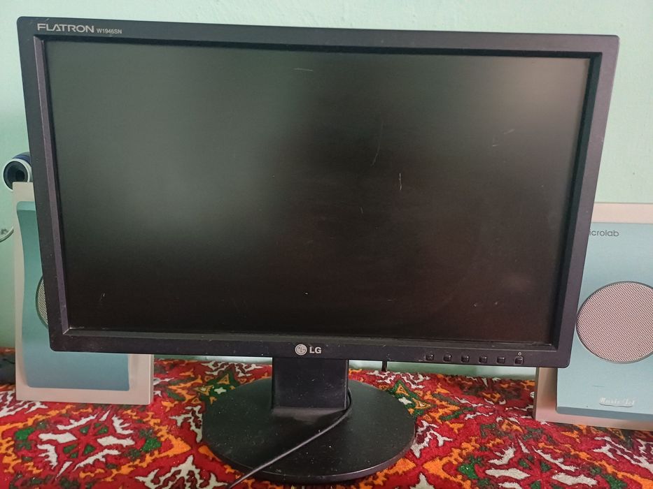 Компьютер LG с процессором, клавиатурой, камерой и 2 колонки