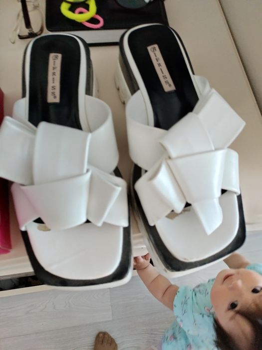 Продам белые шлепки