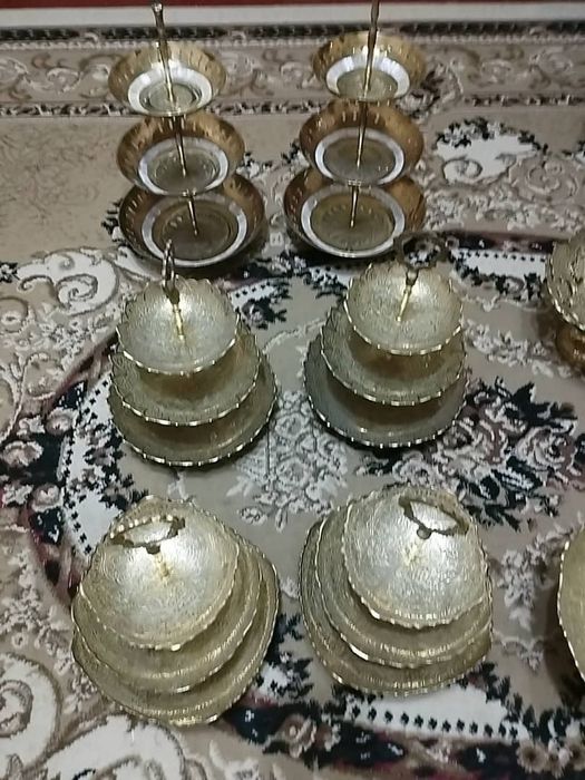 Индия посуда металл Латунь вазы,этажерки,подсвечники в паре все  есть