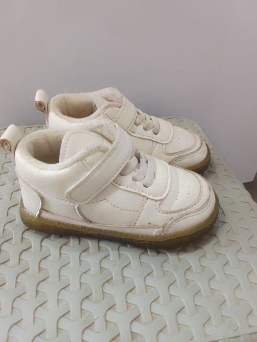 Продам детские утеплённые кросовки