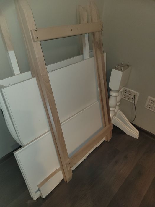 Vând masă și 6 scaune lemn masiv ,ALB.