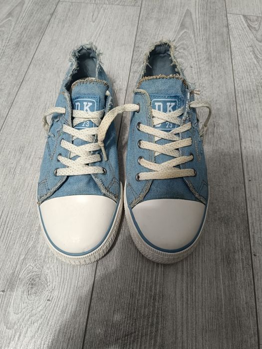 Adidași Dockers.