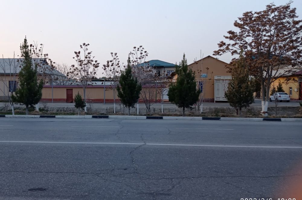 Бизнис учун ховли сотилади. Йулини устида жойлашган. Бизнис учун кулай