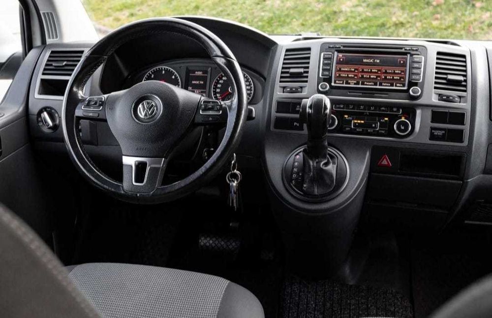 Microbuz 9 locuri de închiriat Cluj – VW Caravelle Maxi, fără șofer