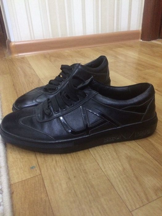 Кожаные кроссовки