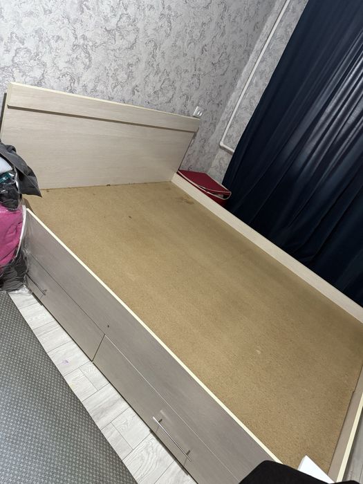 Продается кровать двухспальная , без матраца, с выдвижными ящиками