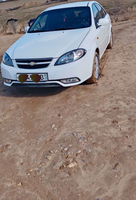 Lasetti moshinasi sotiladi 2010 yil 2 pozitsa mexanika.