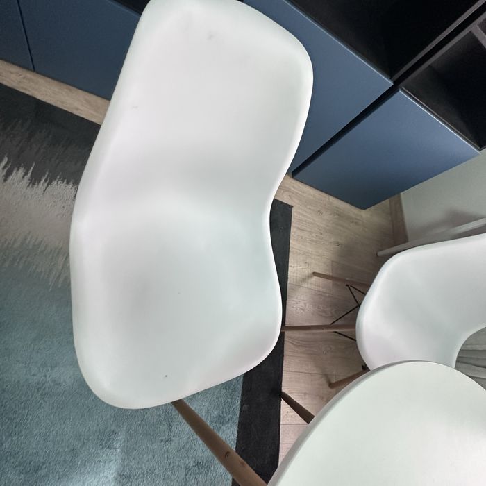 Masă rotundă albă Ø80 cm cu 4 scaune – stil scandinav