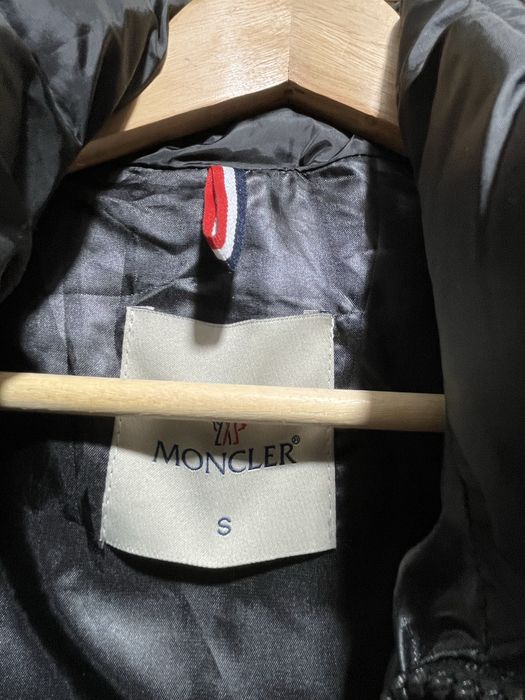 Vestuta foarte cute  Monclear