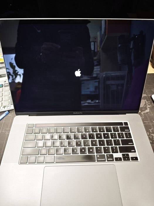 Vând macbook pro 16 inch