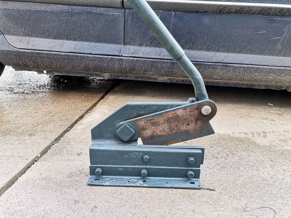 Гилотина за рязане на ламарина и арматура, ножица