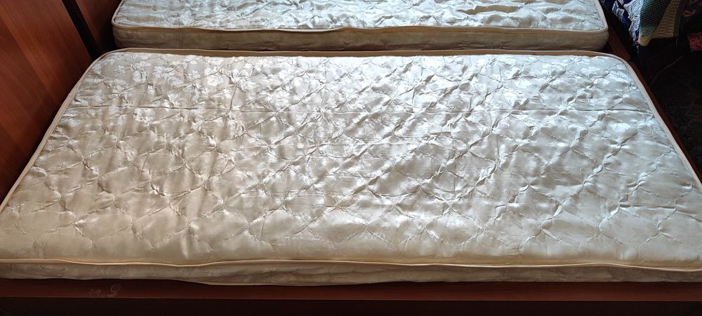 Кровать сотилади. 2 дона. Матраси билан.