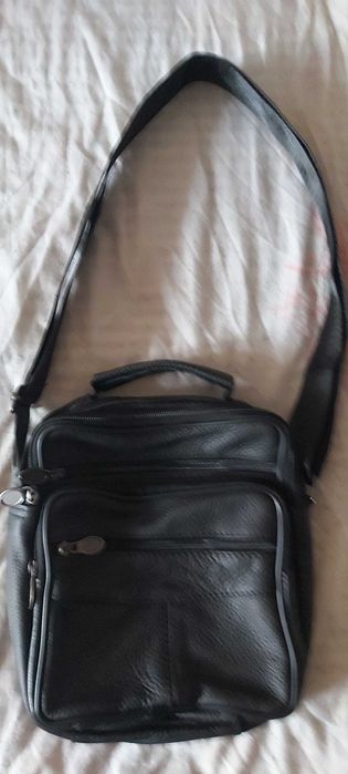 Продавам мъжка черна чанта от естествена кожа с пет отделения с цип