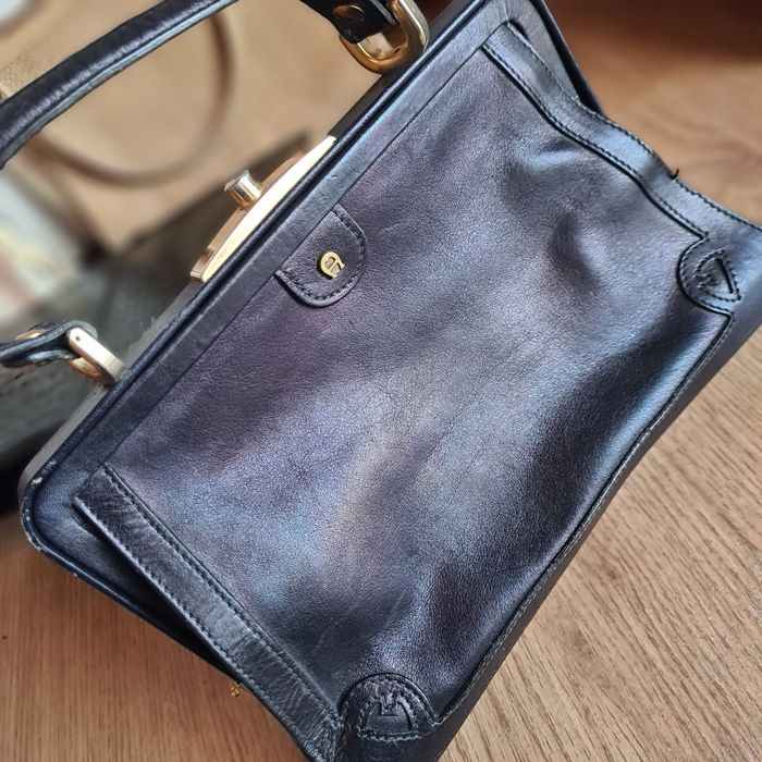 Frumoase poșete din piele