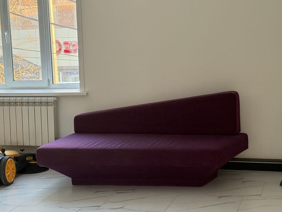 Диван офисный. Можно в холл