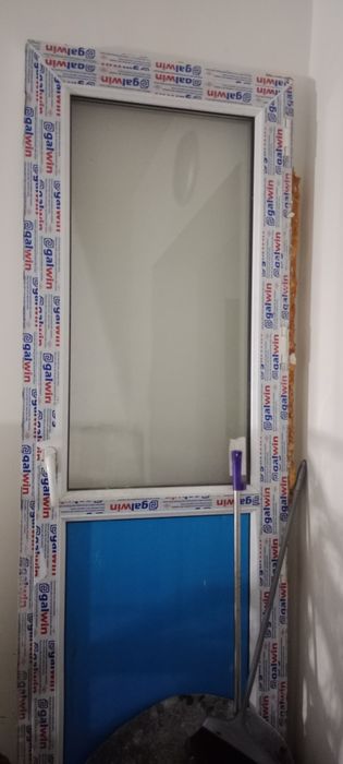 Продам пластиковую дверь