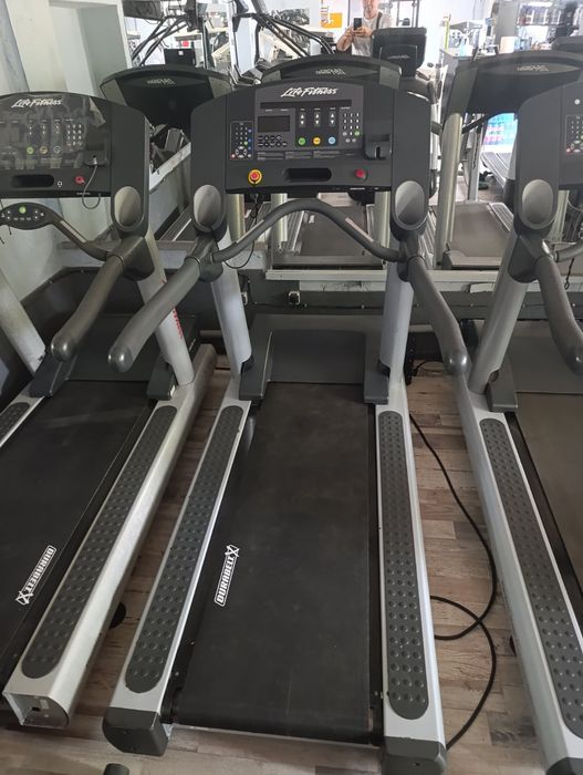 Бягащи пътеки, крос-тренажори, фитнес стълби